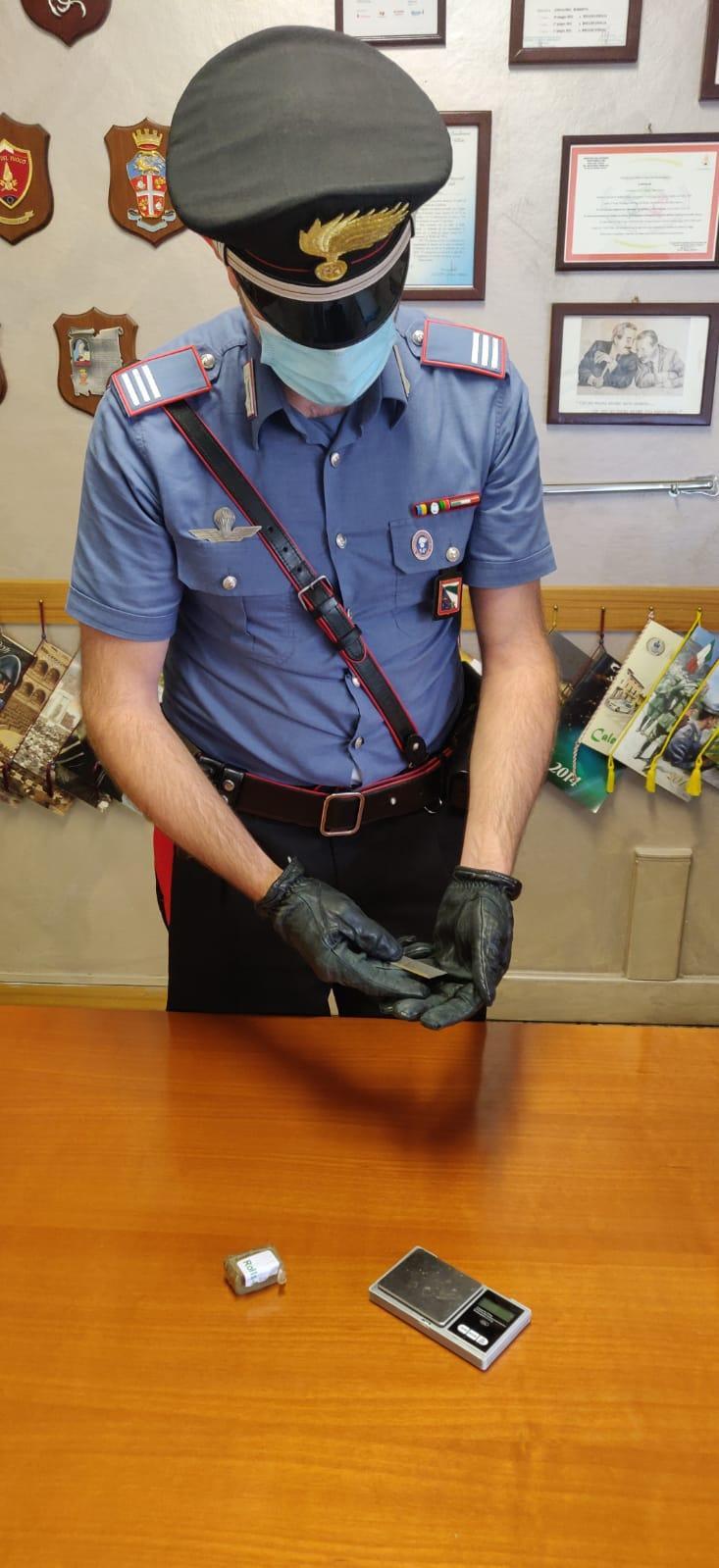 Sorpreso nell'area golenale con droga e bilancino, 18enne denunciato