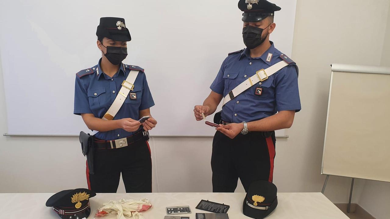 Beneficia del reddito di cittadinanza e spaccia con il figlio, arrestato 50enne