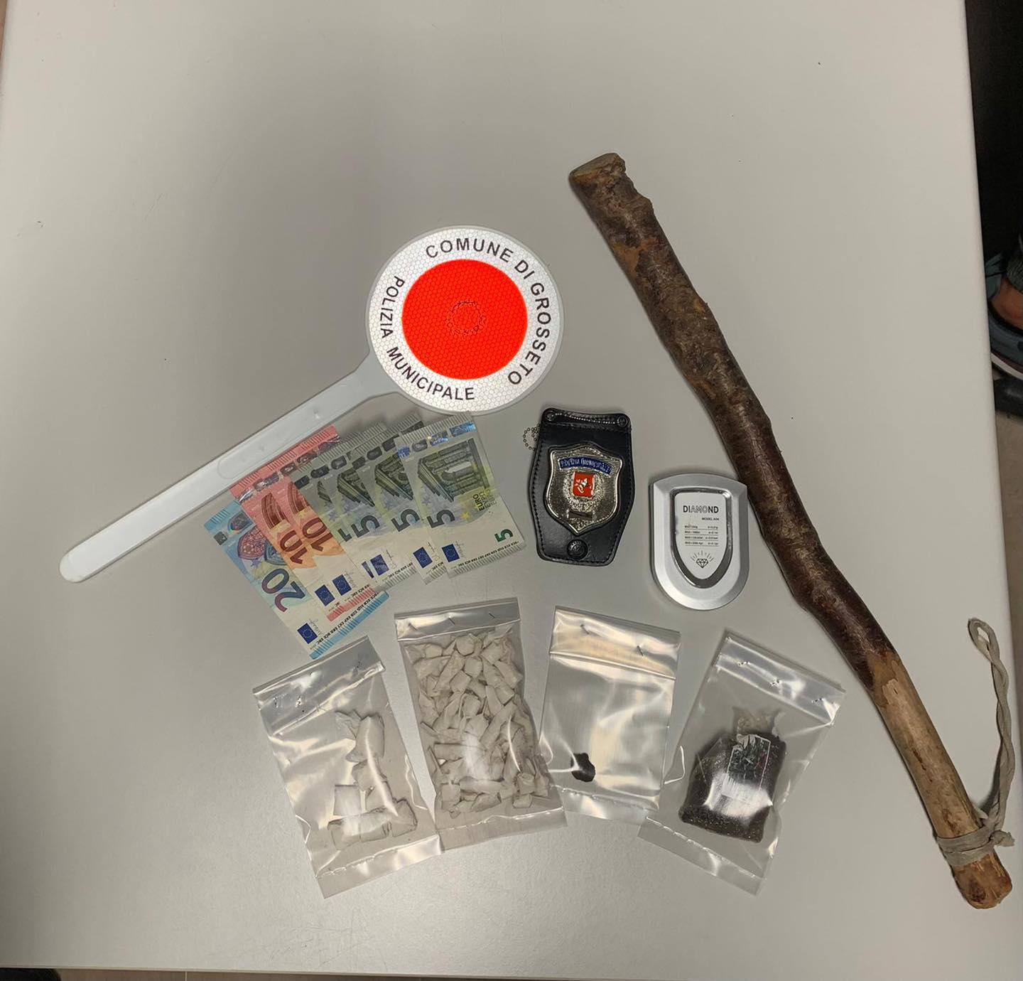 La droga sequestrata dalla polizia municipale e il bastone con cui l'uomo ha picchiato gli agenti