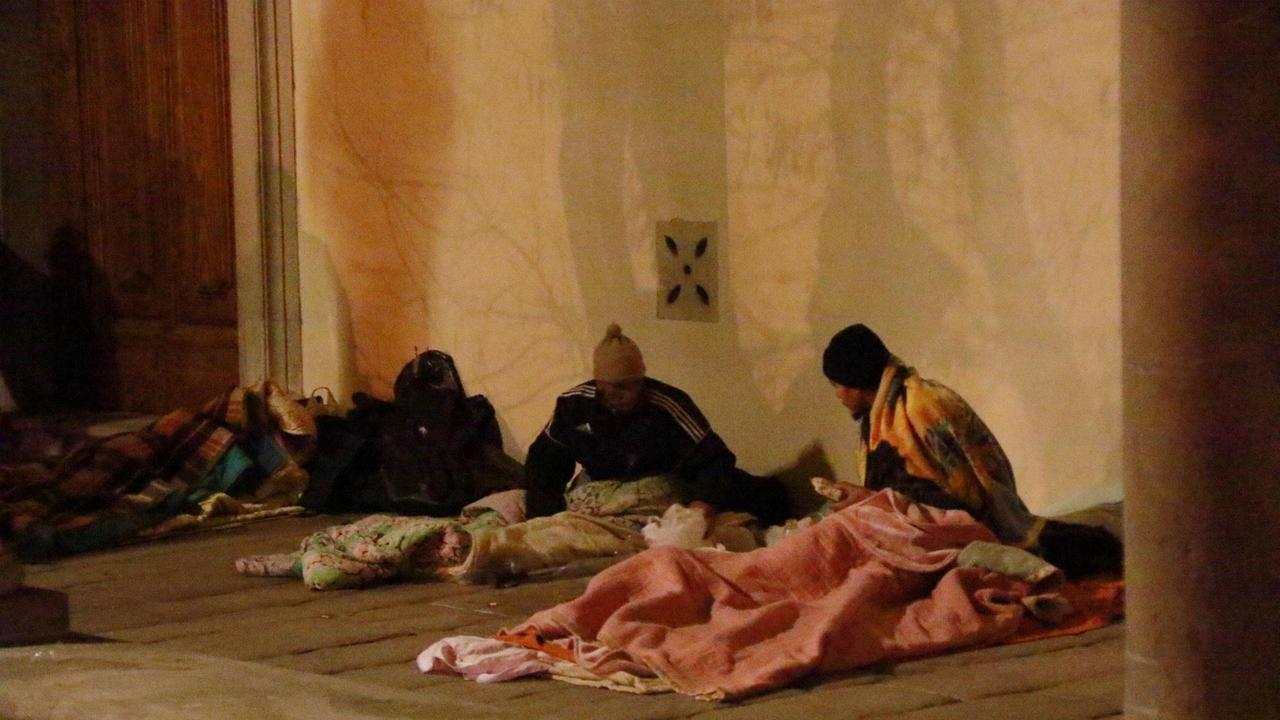 Lite in strada sul vaccino tra no-vax e clochard