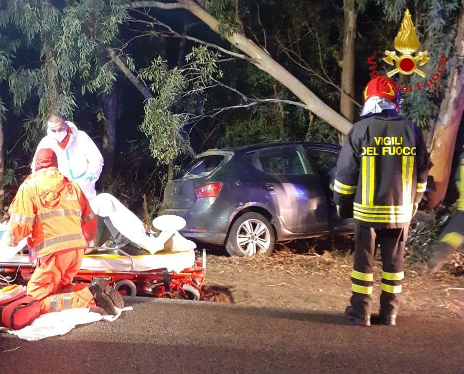 Siniscola, con l'auto contro gli alberi: tre feriti alla Caletta