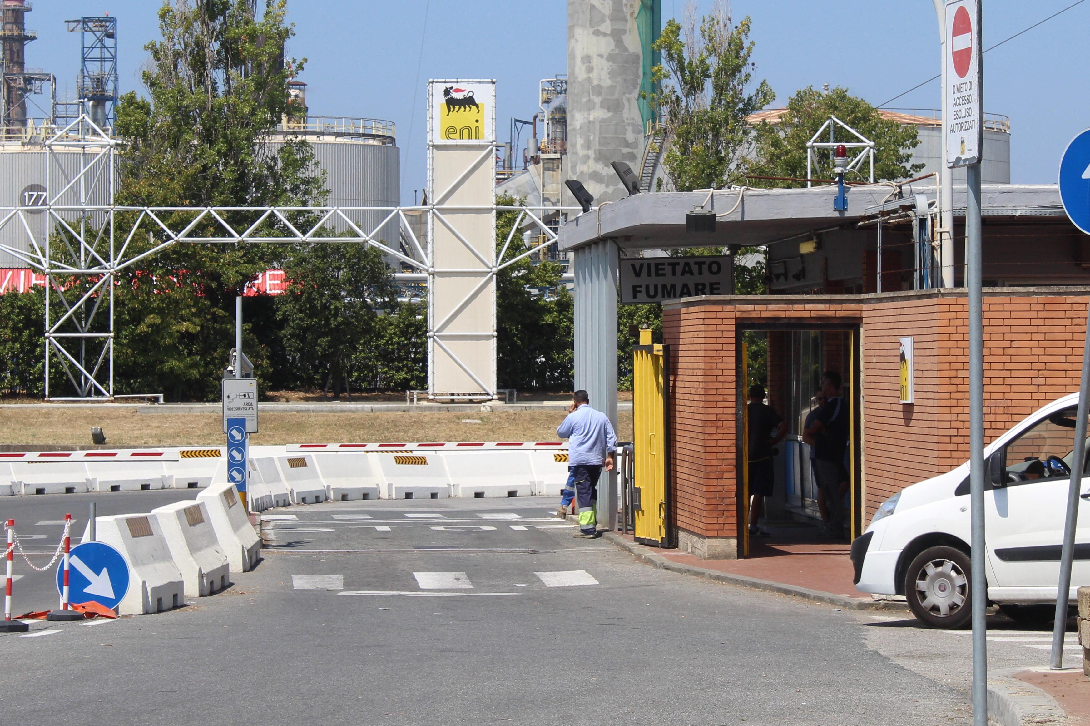 L'ingresso della raffineria Eni (foto d'archivio)