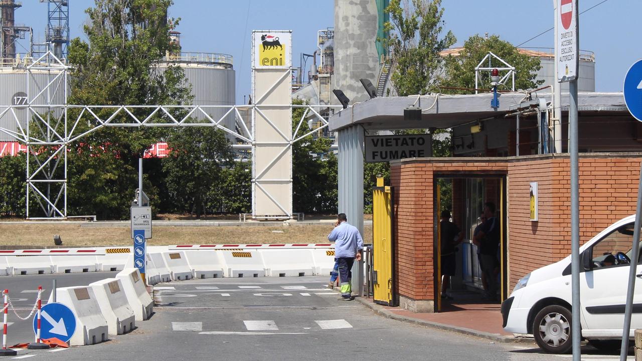 L'ingresso della raffineria Eni (foto d'archivio)