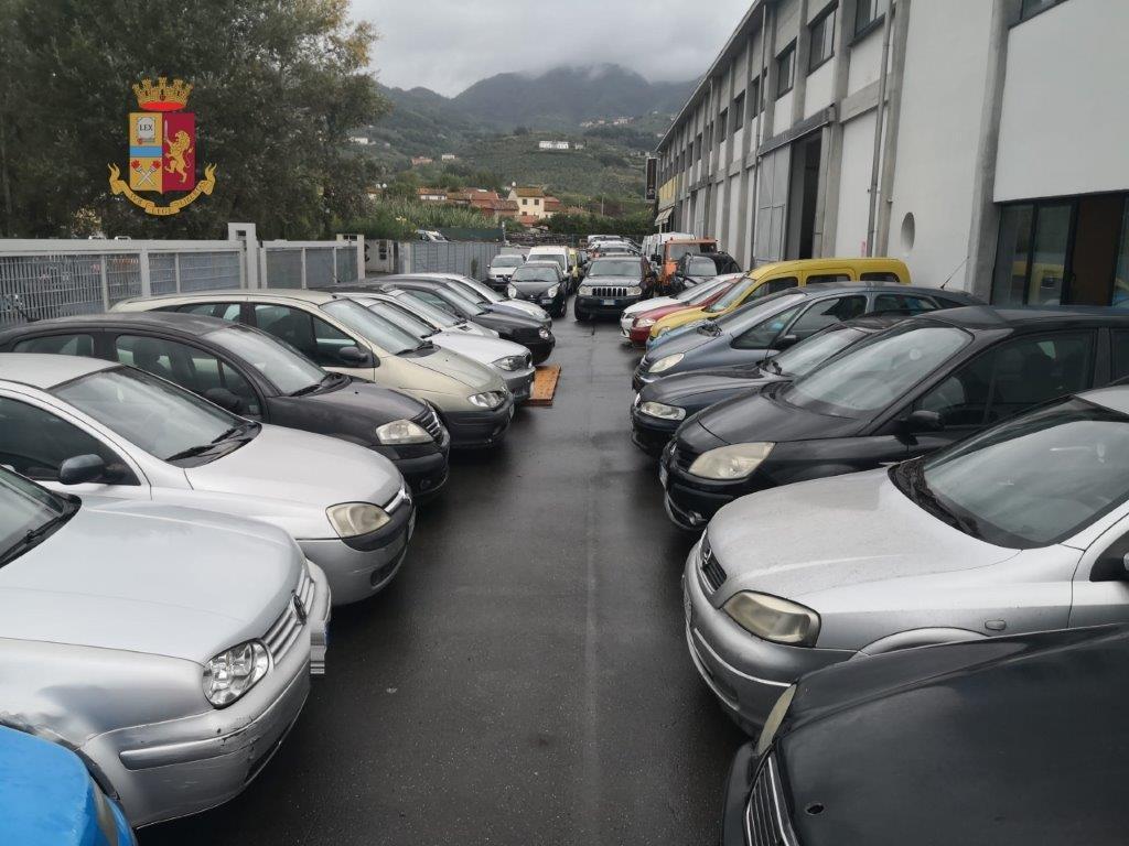 Le auto davanti all'officina sequestrata