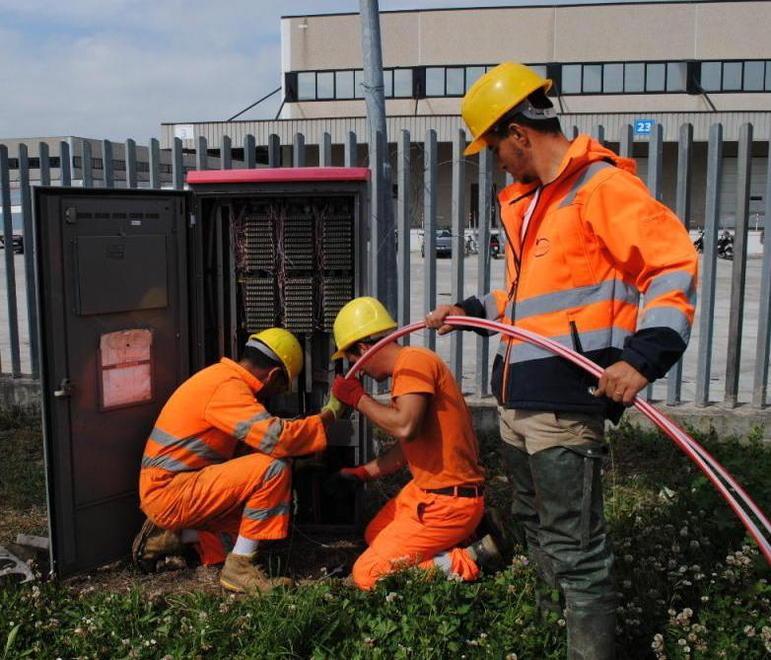 Tecnici Enel installano la fibra ottica (Foto archivio)