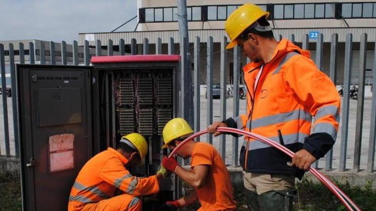 Tecnici Enel installano la fibra ottica (Foto archivio)