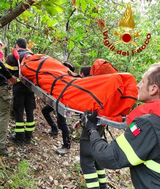 Cade mentre cerca funghi soccorso dai vigili del fuoco