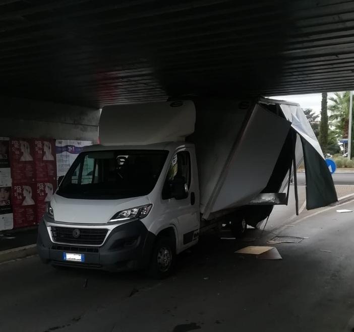 Un altro furgone incastrato nel sottopasso 