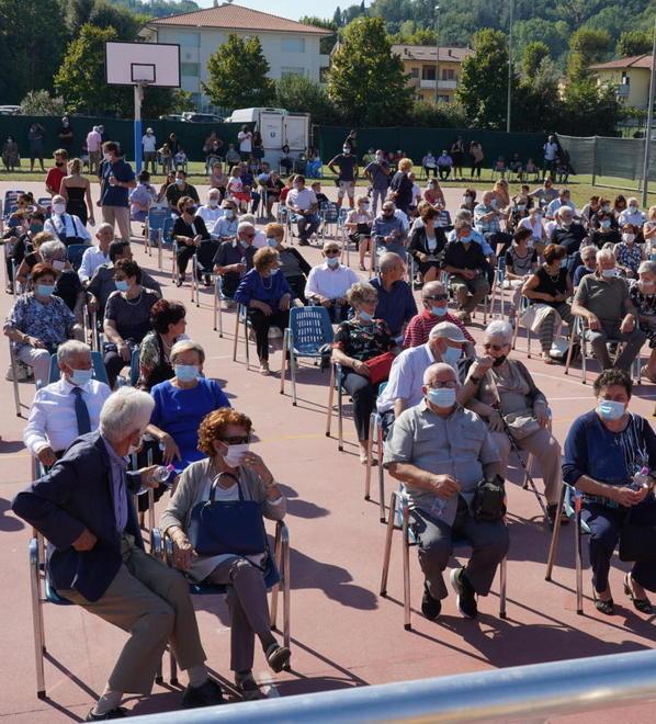 Oro, diamante e ferro Domani in passerella l’amore di 163 coppie da record a San Miniato
