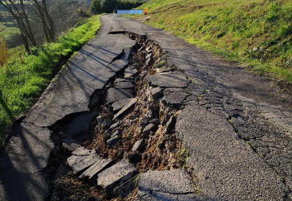 Strada franata, dopo 10 mesi il Comune bussa alla Regione