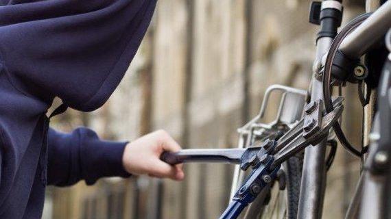 Fermato mentre ruba, esce dalla Questura e porta via una bicicletta