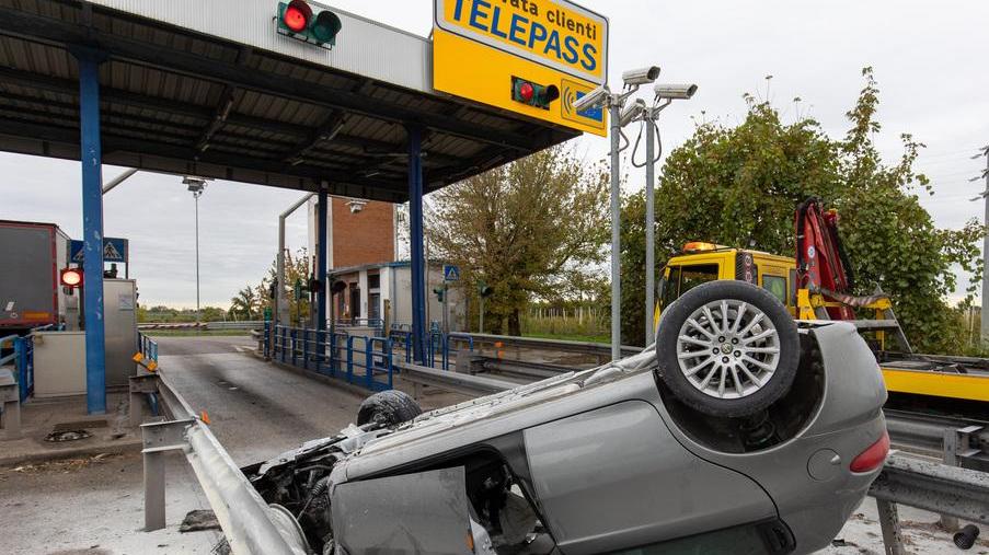Sbaglia manovra e cappotta con l’auto Casello bloccato