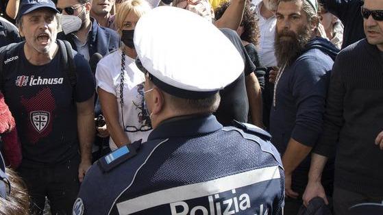E ora i negazionisti si contendono le piazze