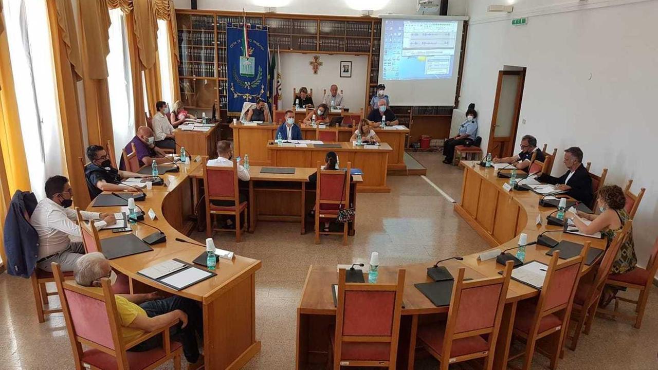In Consiglio polemiche avanti tutta