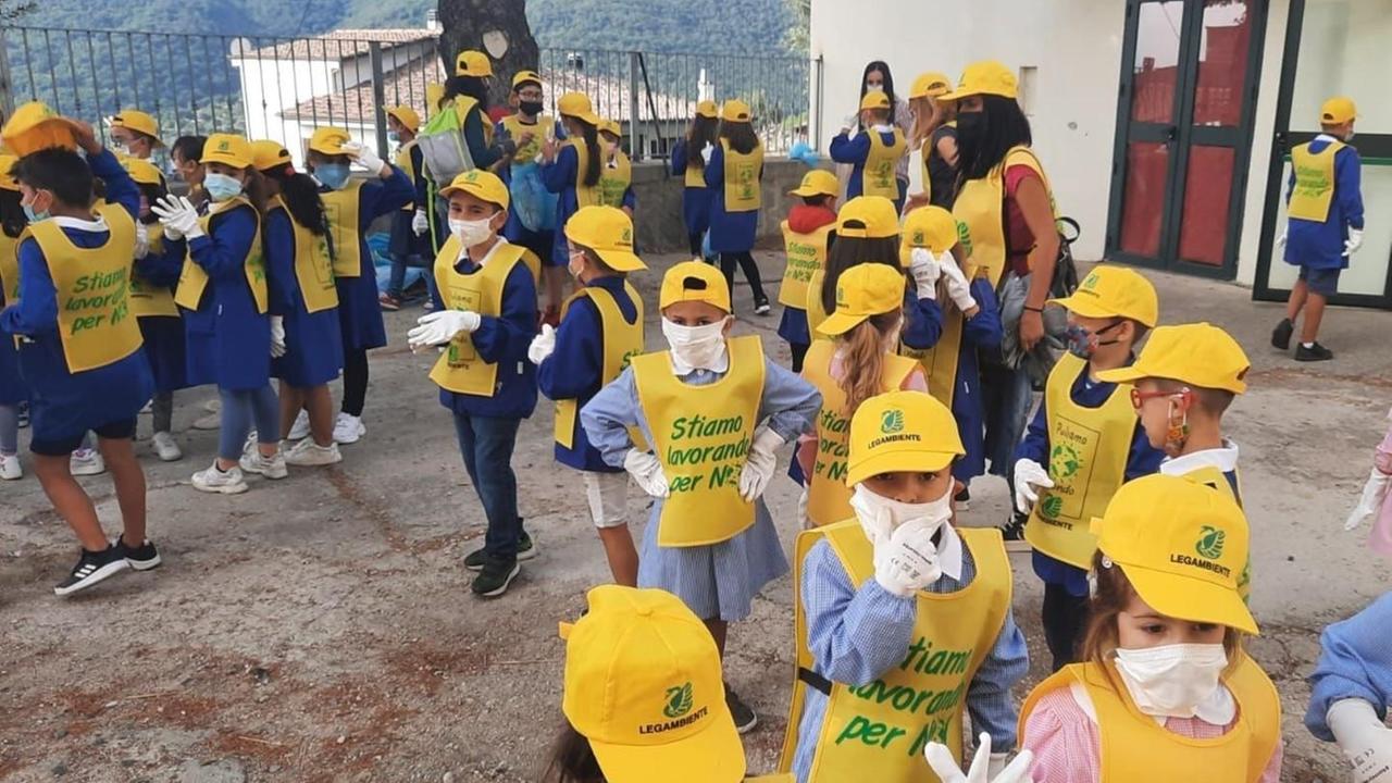 I bambini delle elementari puliscono il mondo