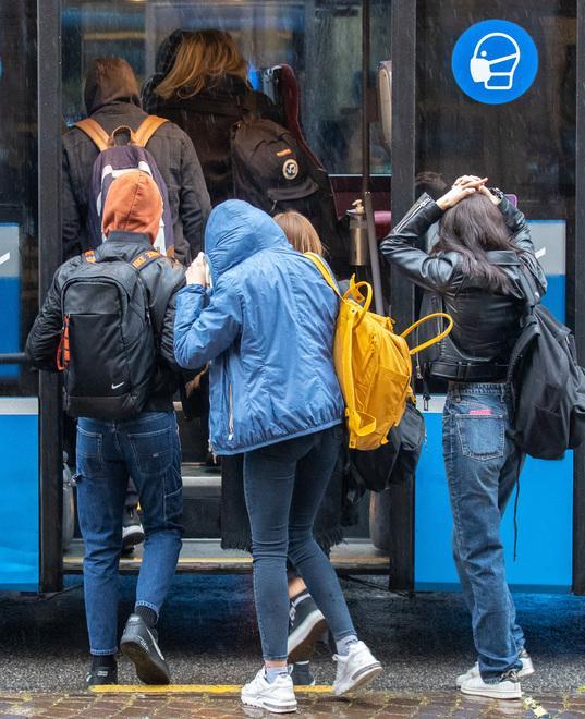 «Le corriere arrivano piene e i nostri figli stanno in piedi» 