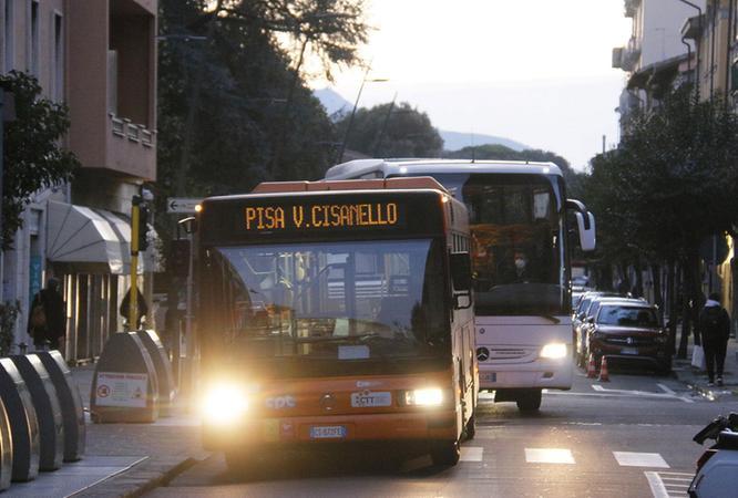 Via alla rivoluzione dei bus in Toscana: l’abbonamento è sulla tessera sanitaria 