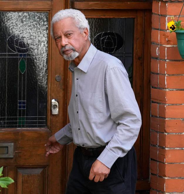 Abdularazak Gurnah nella sua caa a Canterbury dopo l'annuncio del Nobel (Frank Augsten- Ap/Lapresse)