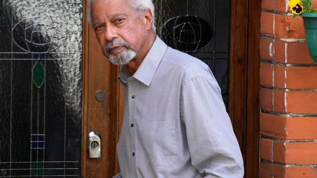 Abdularazak Gurnah nella sua caa a Canterbury dopo l'annuncio del Nobel (Frank Augsten- Ap/Lapresse)