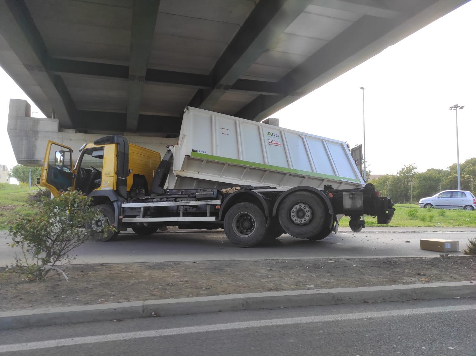 Il camion dopo l'incidente (foto Binoy Tourocly)