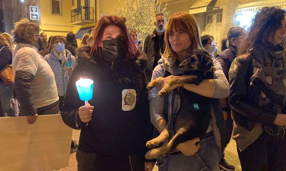 Cane decapitato, alla fiaccolata il grido dei 150: «Non risucceda» 