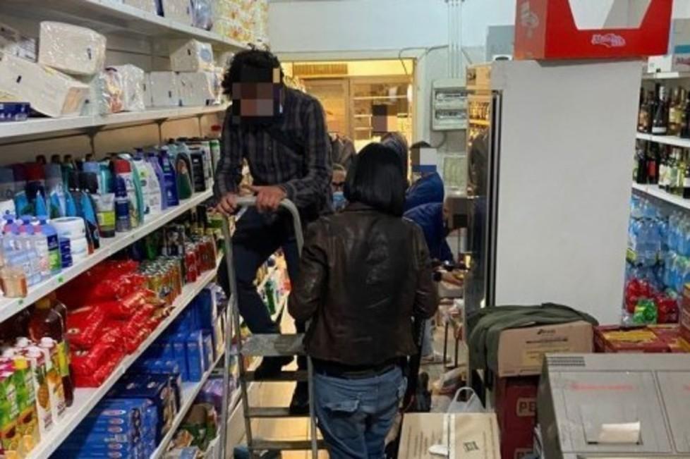 Droga, oro e tanti soldi nascosti nel minimarket in piazza Vettovaglie