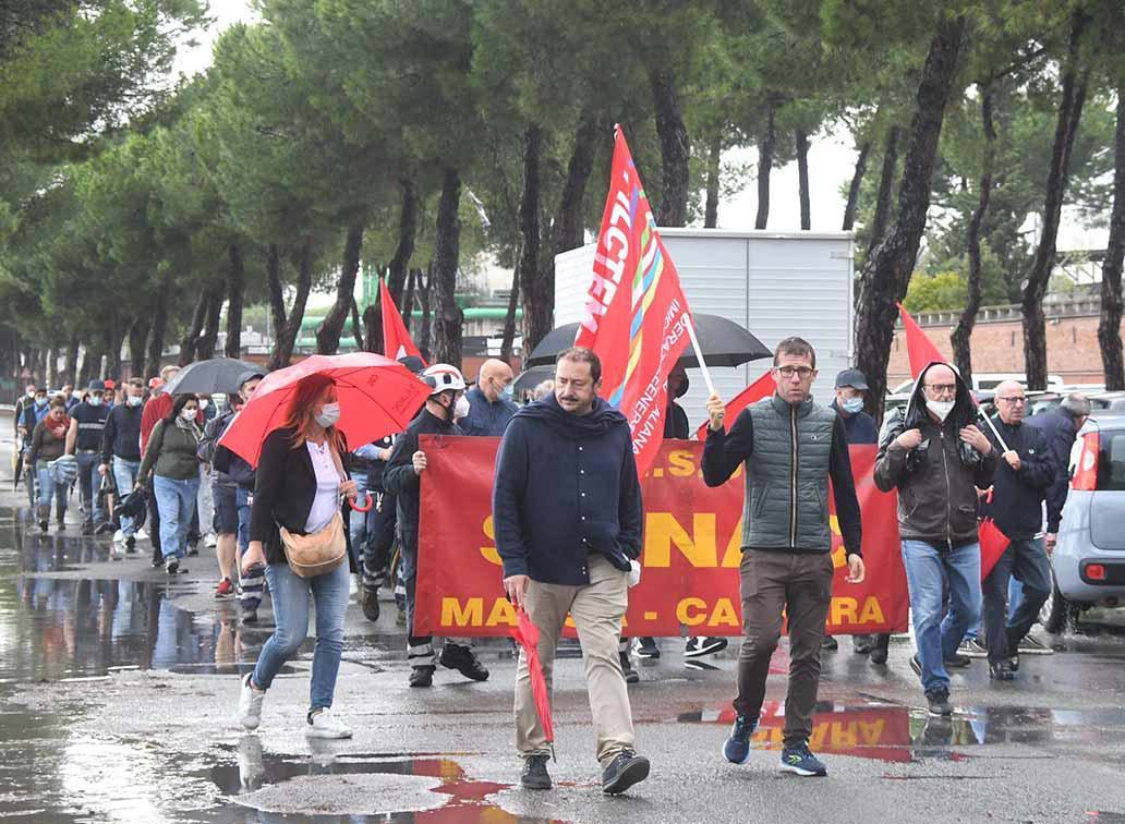Un momento del corteo degli operai Sanac mercoledì scorso