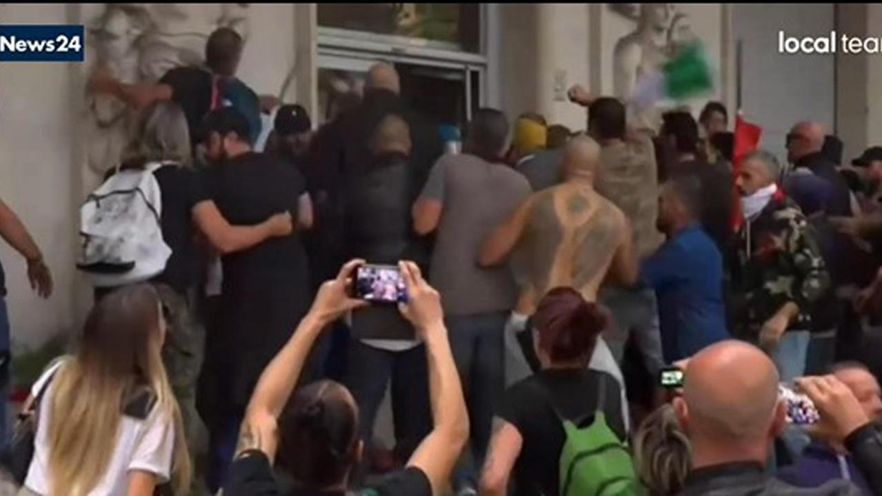 L'assalto alla Cgil a Roma (fermo immagine Rainews24)