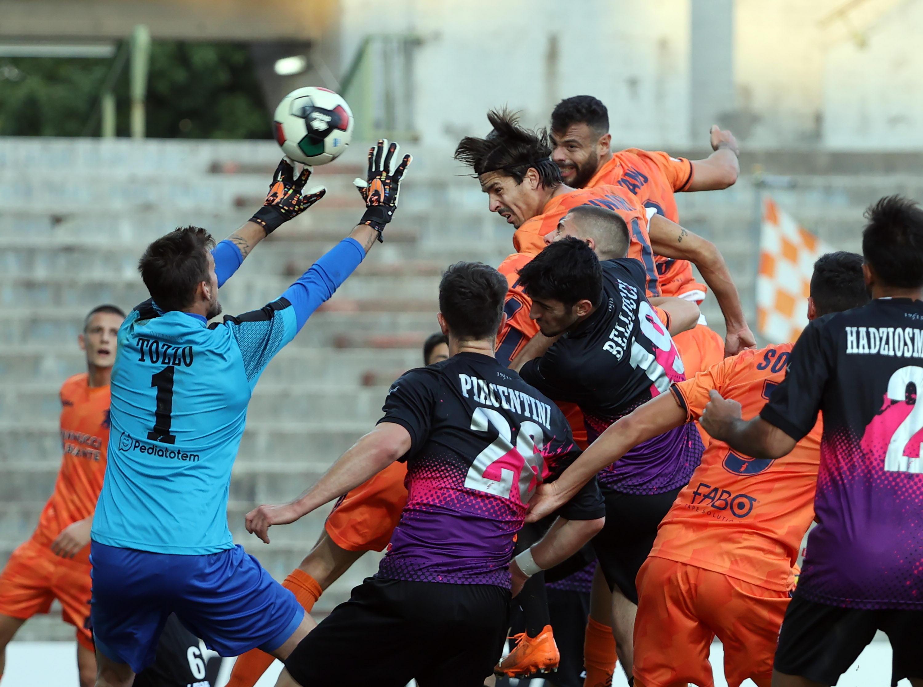 Il gol di Gennari che fa accorciare le distanze alla Pistoiese (Foto Nucci)