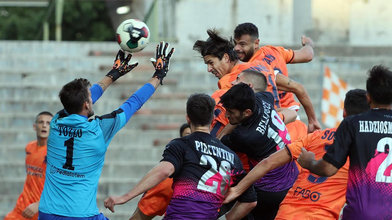 Il gol di Gennari che fa accorciare le distanze alla Pistoiese (Foto Nucci)