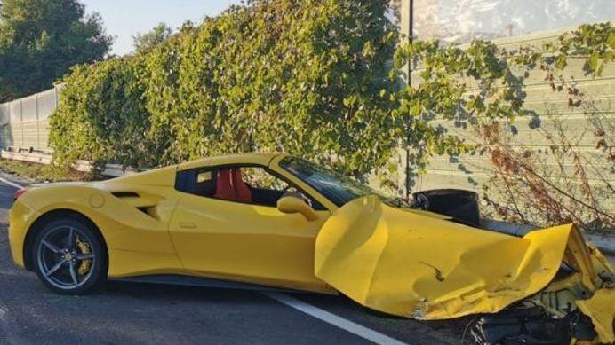 Maranello, 21enne noleggia Ferrari e la distrugge