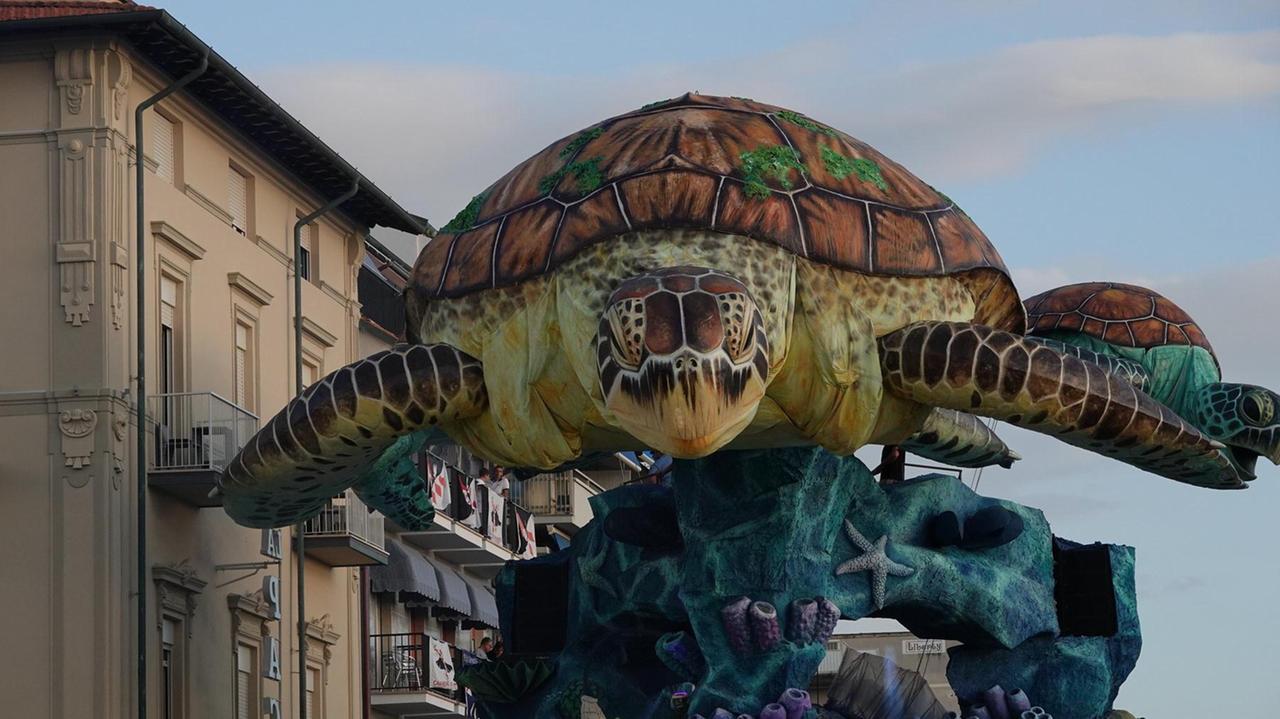 Bertozzi e le sue tartarughe vincono il Carnevale di Viareggio