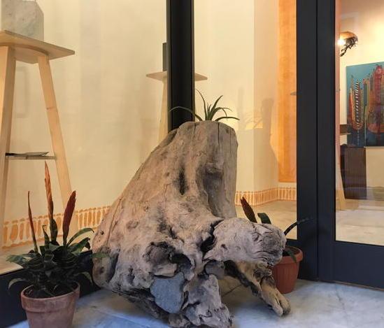 Ladri nel fondo-galleria, rubata una scultura 