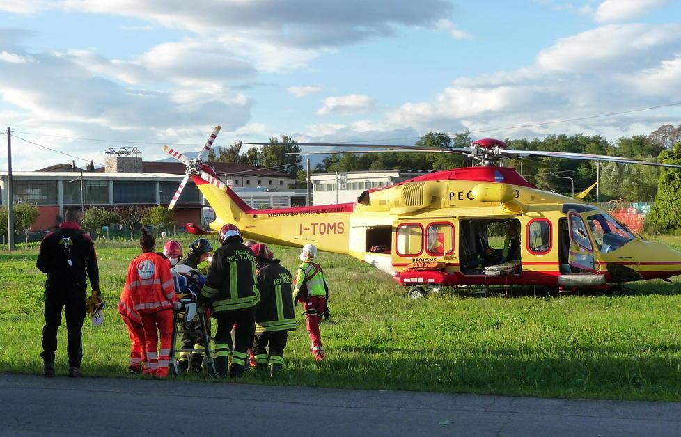 Gravi due pensionati sbalzati dall’autocarro dopo un incidente 