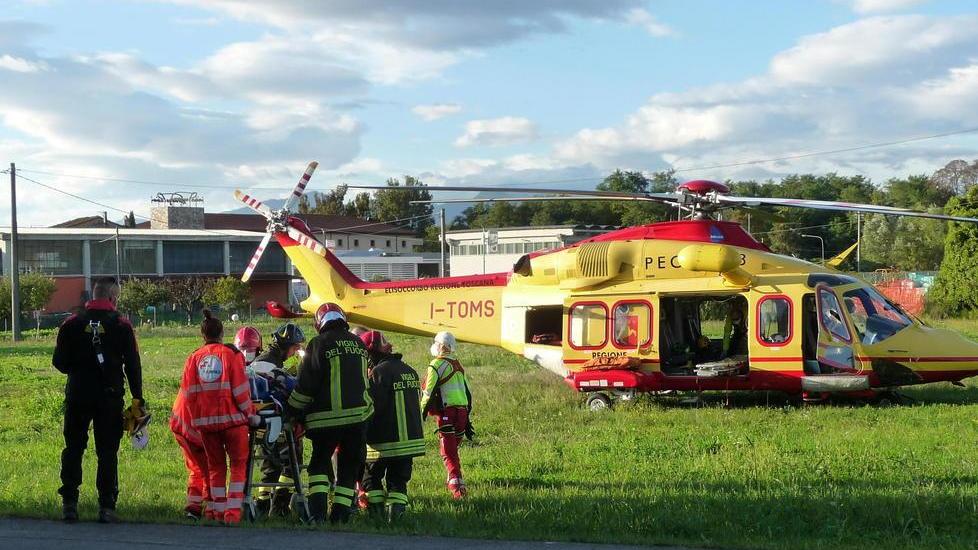 Gravi due pensionati sbalzati dall’autocarro dopo un incidente