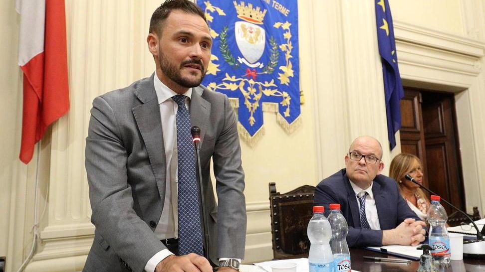Il sindaco: «Sono tornato» Ma sui social locali esplode la polemica