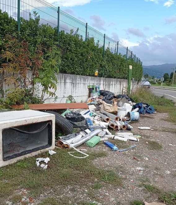 Rifiuti abbandonati vicino all’ospedale