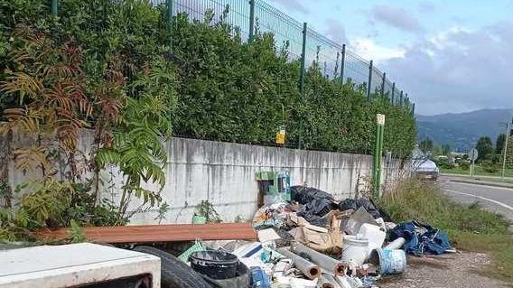 Rifiuti abbandonati vicino all’ospedale