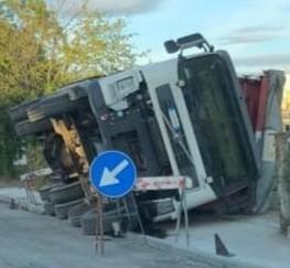 Autocarro ribaltato al cantiere di via Fiorini 