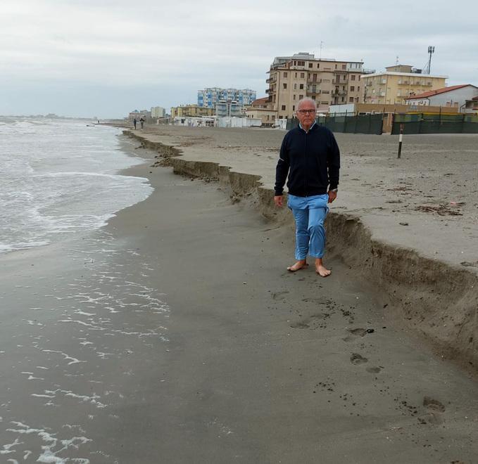 Il mare rompe le barriere sulla spiaggia 