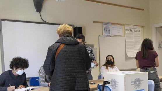 Tra Palazzi e Poletti iniziano le bordate
