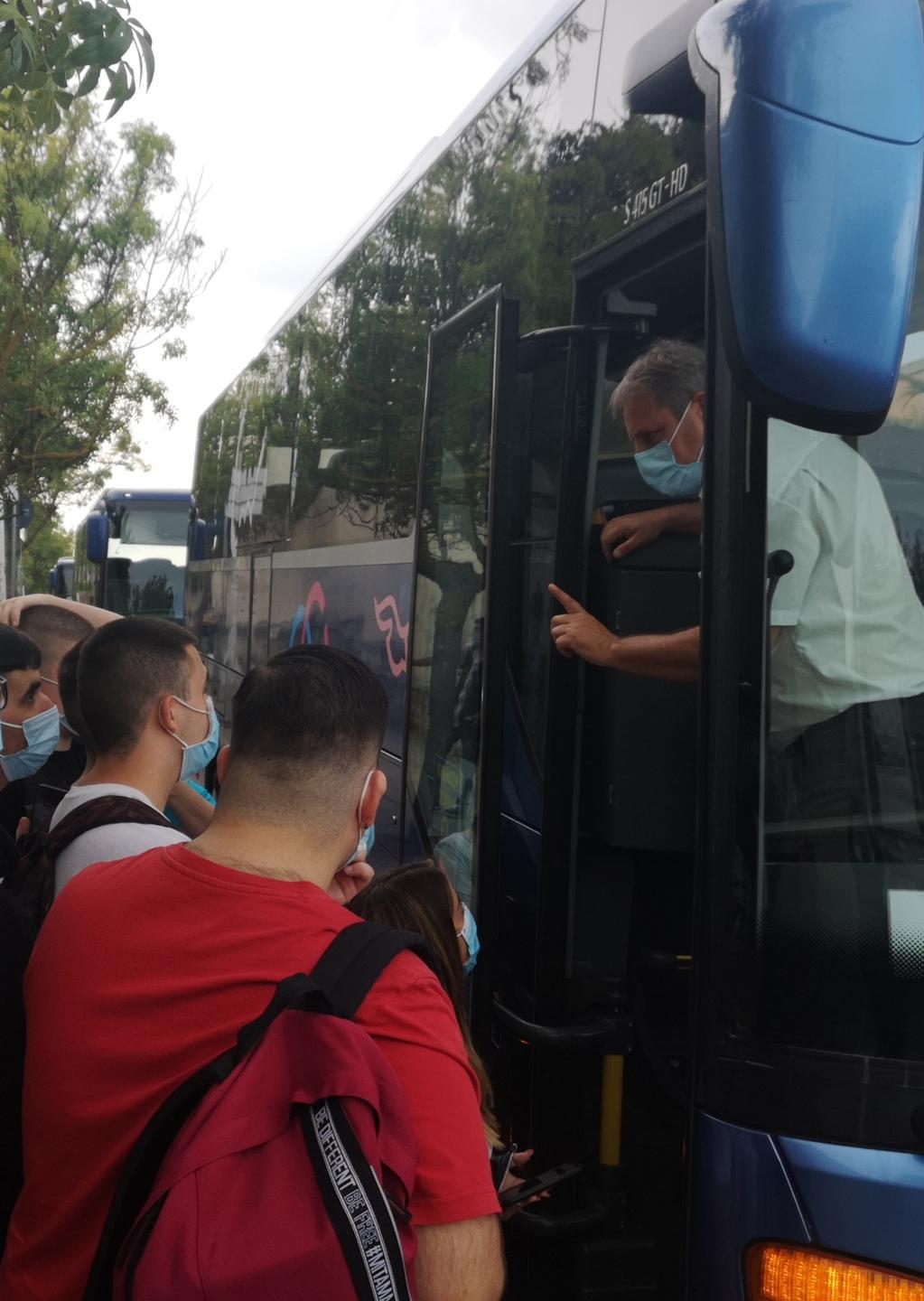 Pullman sporchi e sovraffollati, ora i pendolari accusano l’Arst