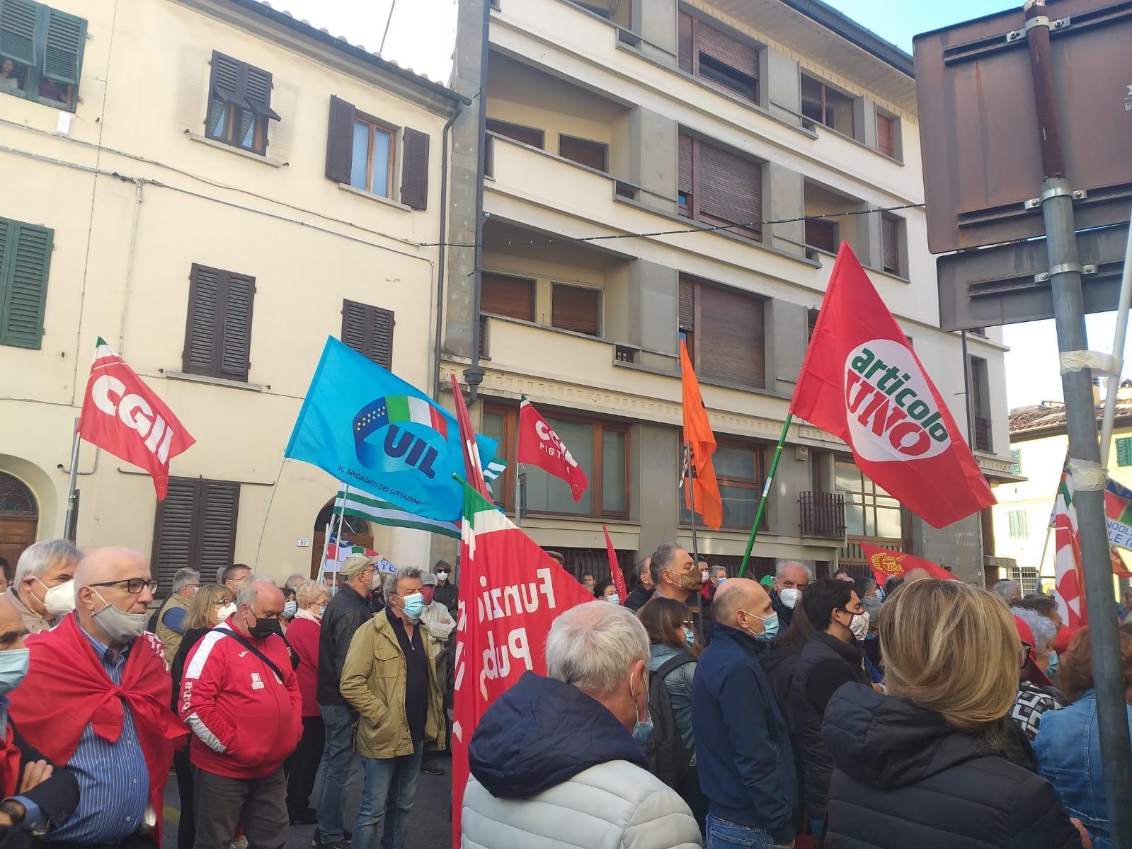 La manifestazione di solidarietà davanti alla sede della Cgil di Pistoia