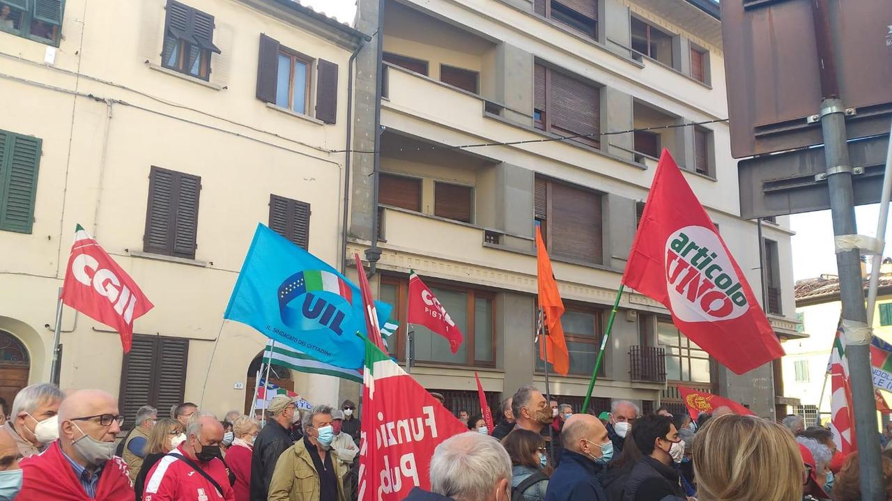 La manifestazione di solidarietà davanti alla sede della Cgil di Pistoia