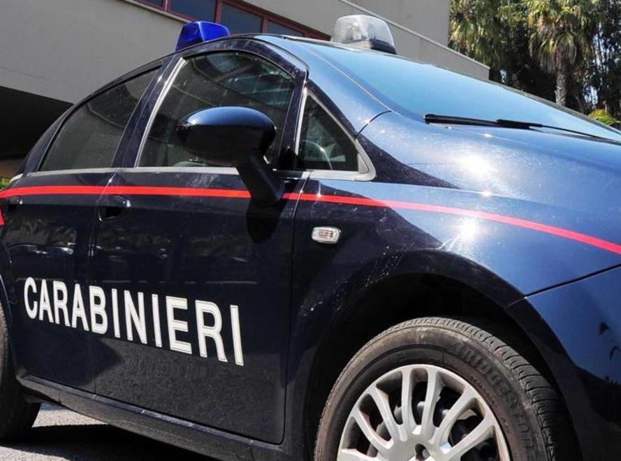 Nell'appartamento di Follonica sono arrivati i carabinieri; la donna in lacrime ha raccontato di essere picchiata dal fidanzato