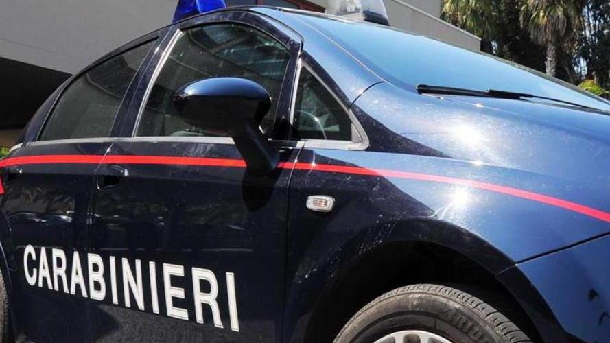 Nell'appartamento di Follonica sono arrivati i carabinieri; la donna in lacrime ha raccontato di essere picchiata dal fidanzato