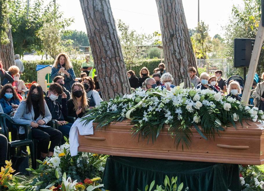 Un momento del funerale di Matteo Traina