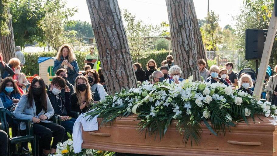 Un momento del funerale di Matteo Traina