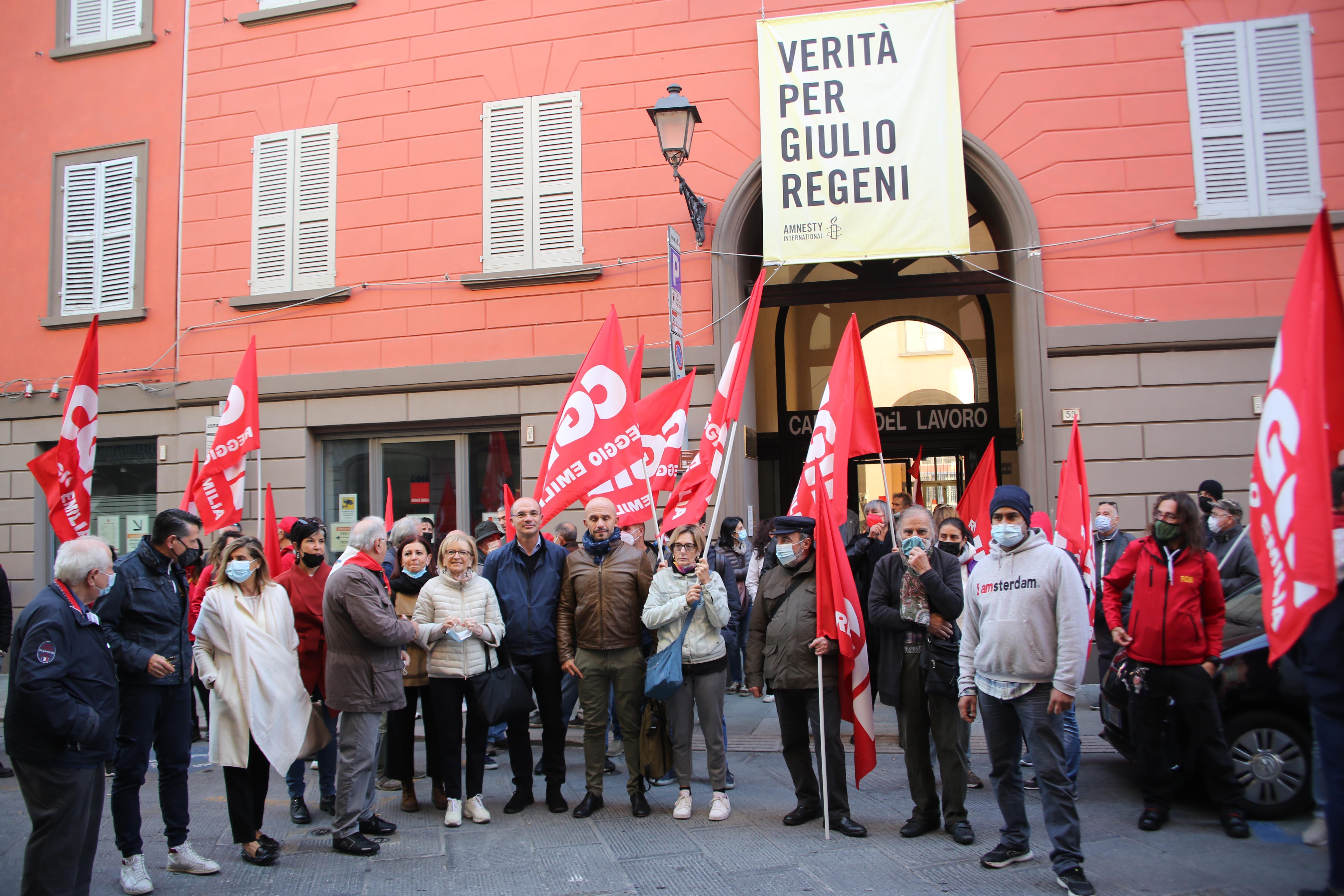 Assalto alla Cgil di Roma: dura condanna da Reggio Emilia: "Un attacco alla democrazia". Landini: "Non ci fanno paura"