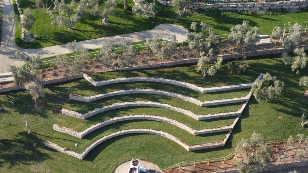 Una veduta aerea dell'anfiteatro Mercurio all'interno di Vila Mussio a Campiglia Marittima